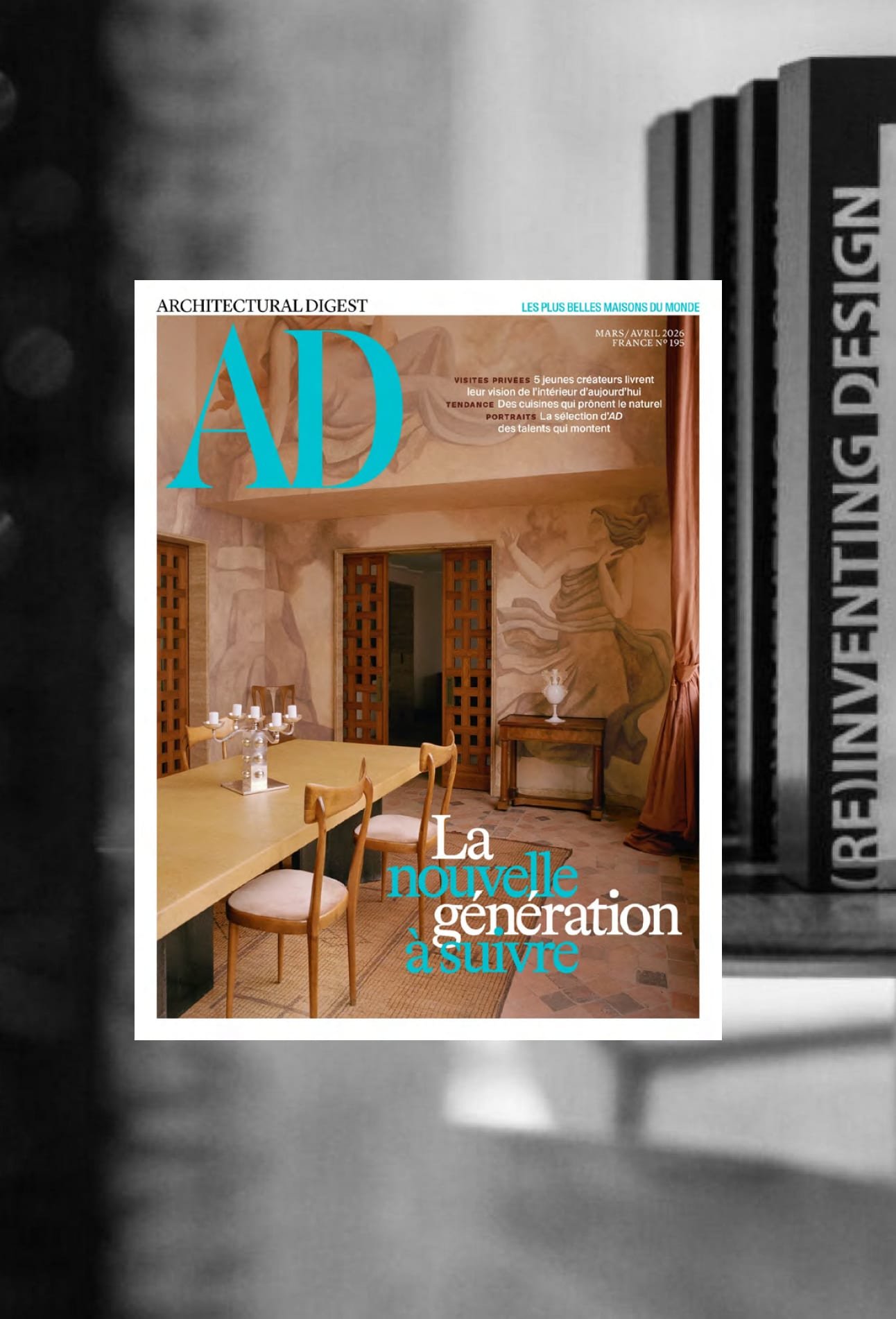 La couverture d'AD Magazine devant une étagère, en noir et blanc