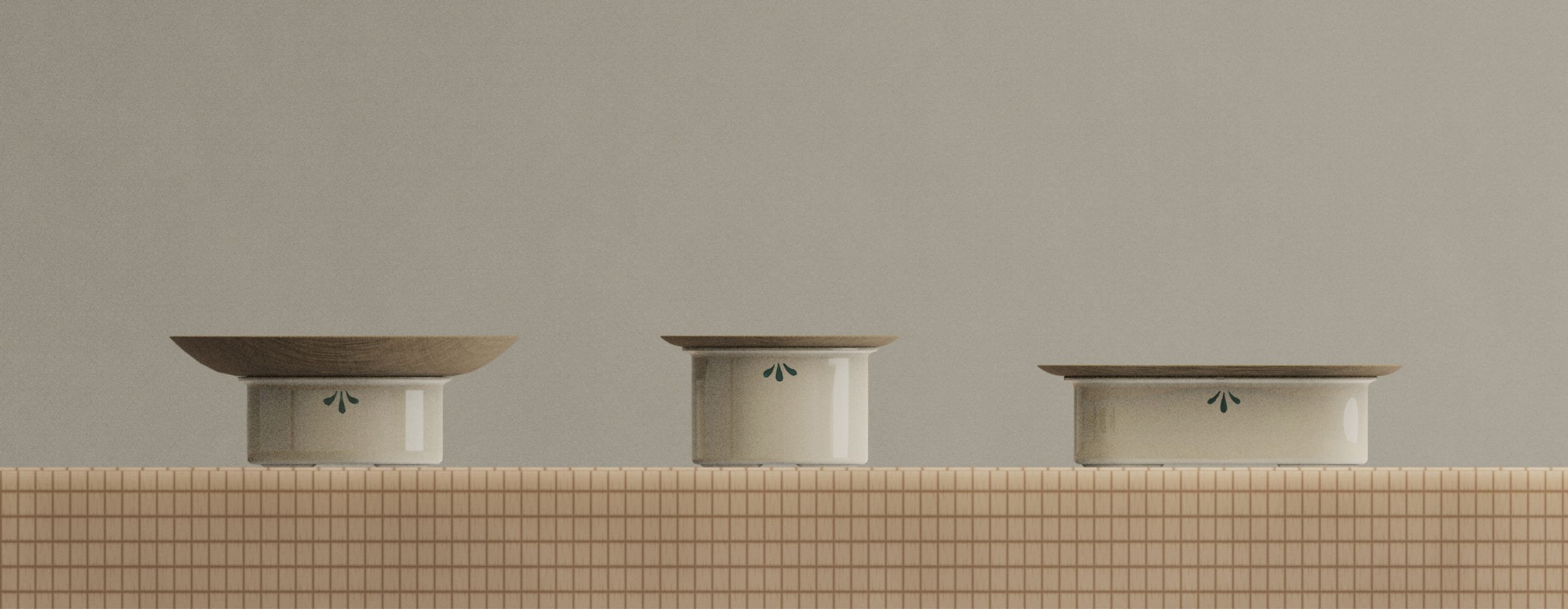 Trois coupes SOIZO en céramique crème et bois, alignées sur un plan carrelé