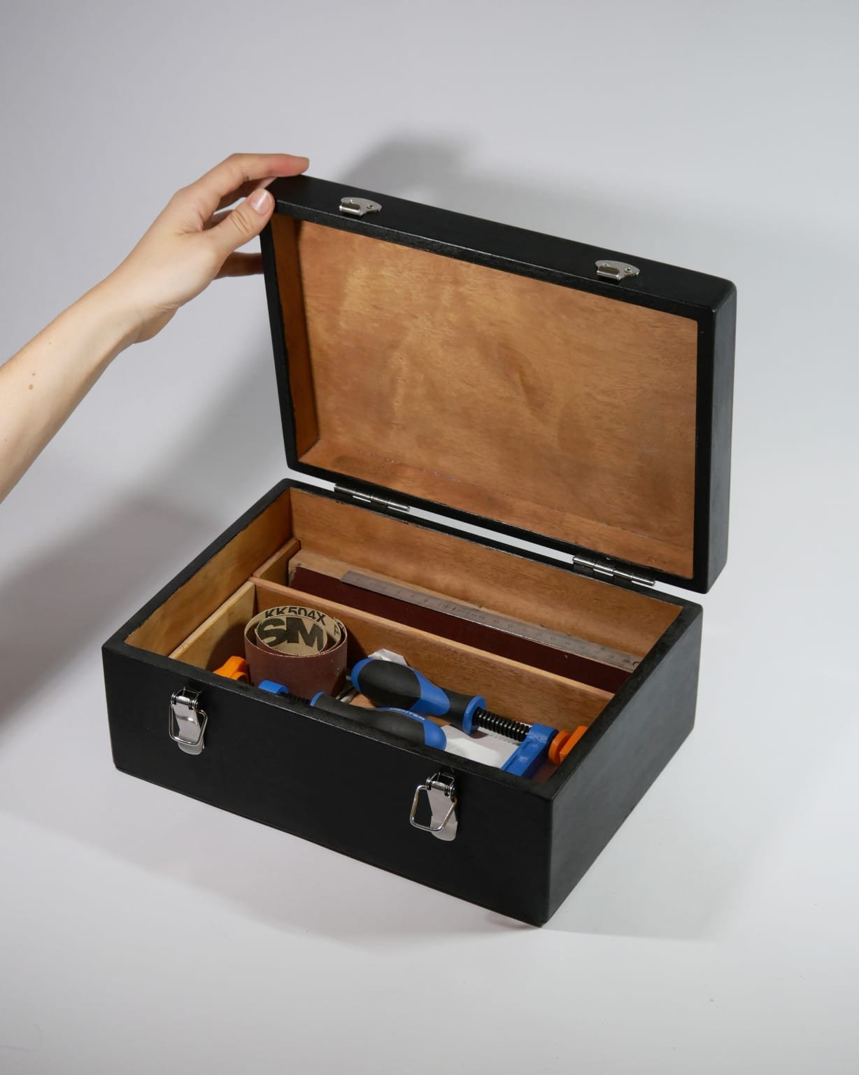 Le coffret ouvert : les outils et les placages du kit rangés dans leurs compartiments