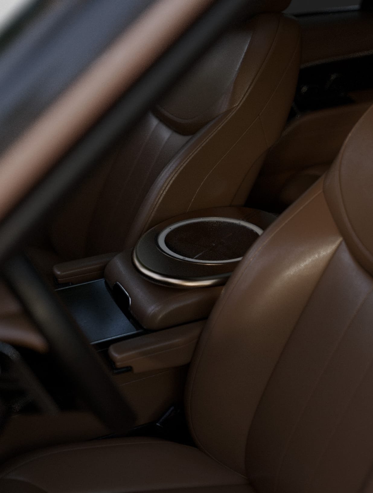 La boussole logée dans l'accoudoir en cuir fauve d'un Range Rover