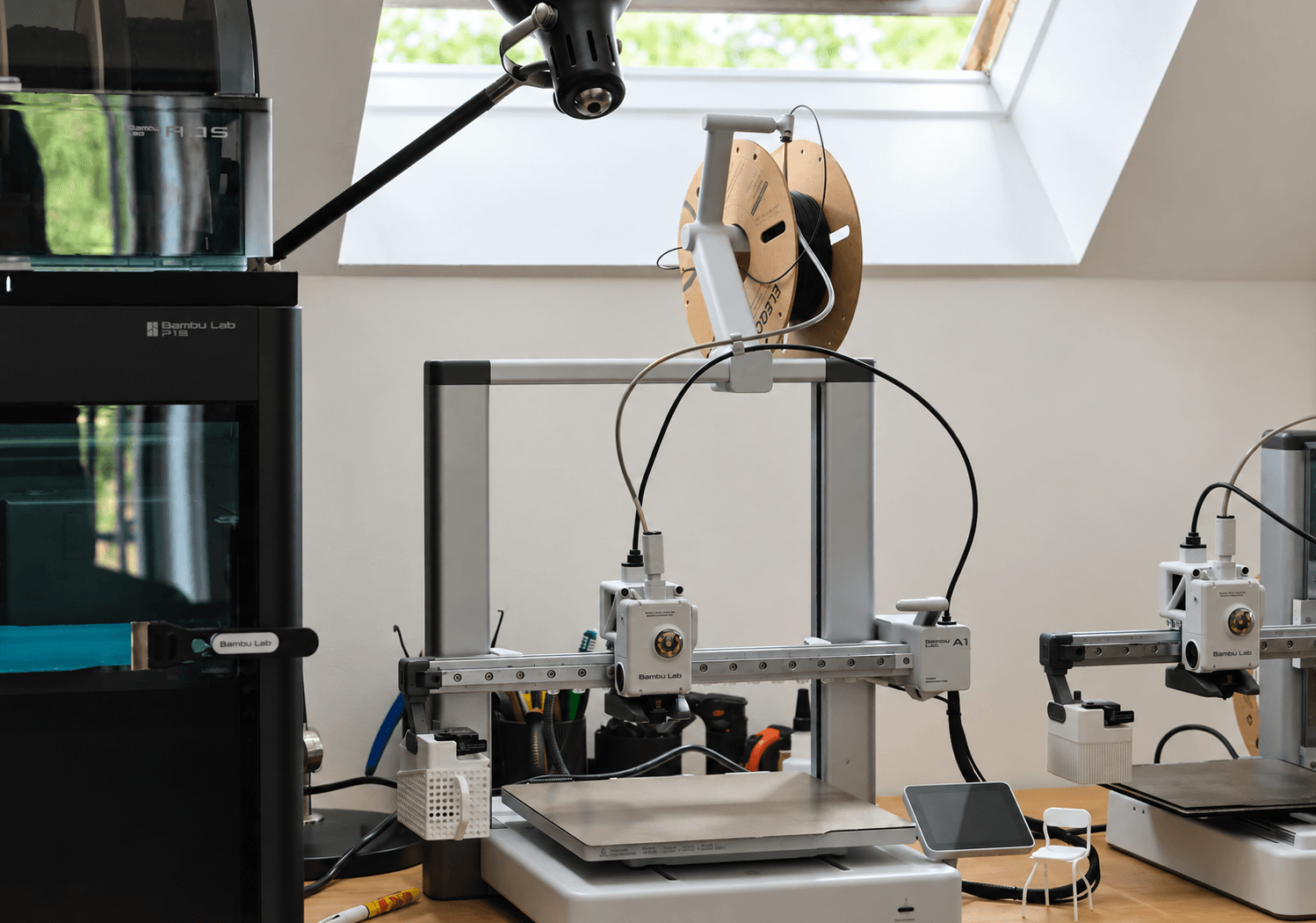 Imprimantes 3D en fonctionnement dans l'atelier Drigaï