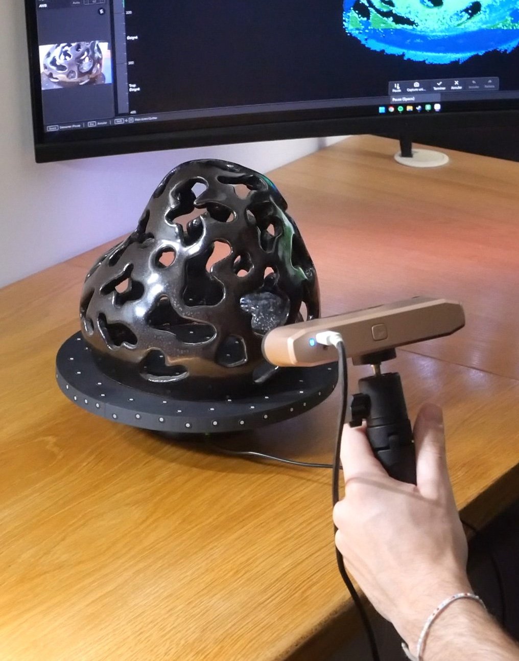 Numérisation tridimensionnelle d'un objet noir ajouré dans le studio Drigaï